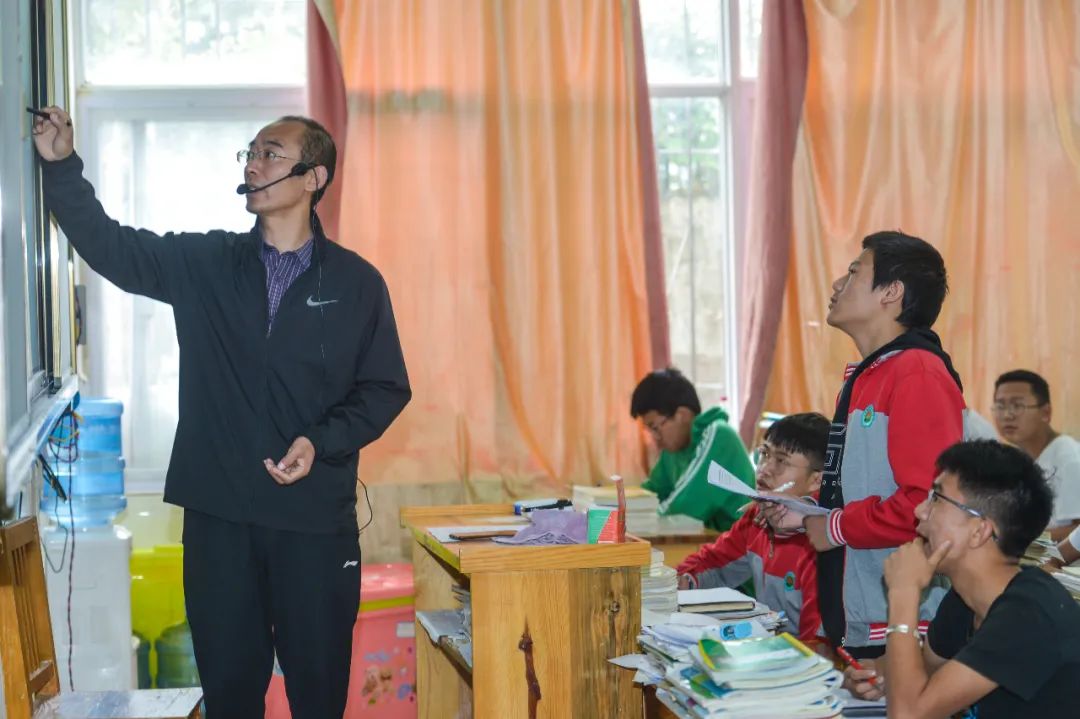 老书记阿苏大岭曾在全县干部会议上说"海安教师是我们宁蒗12个民族的