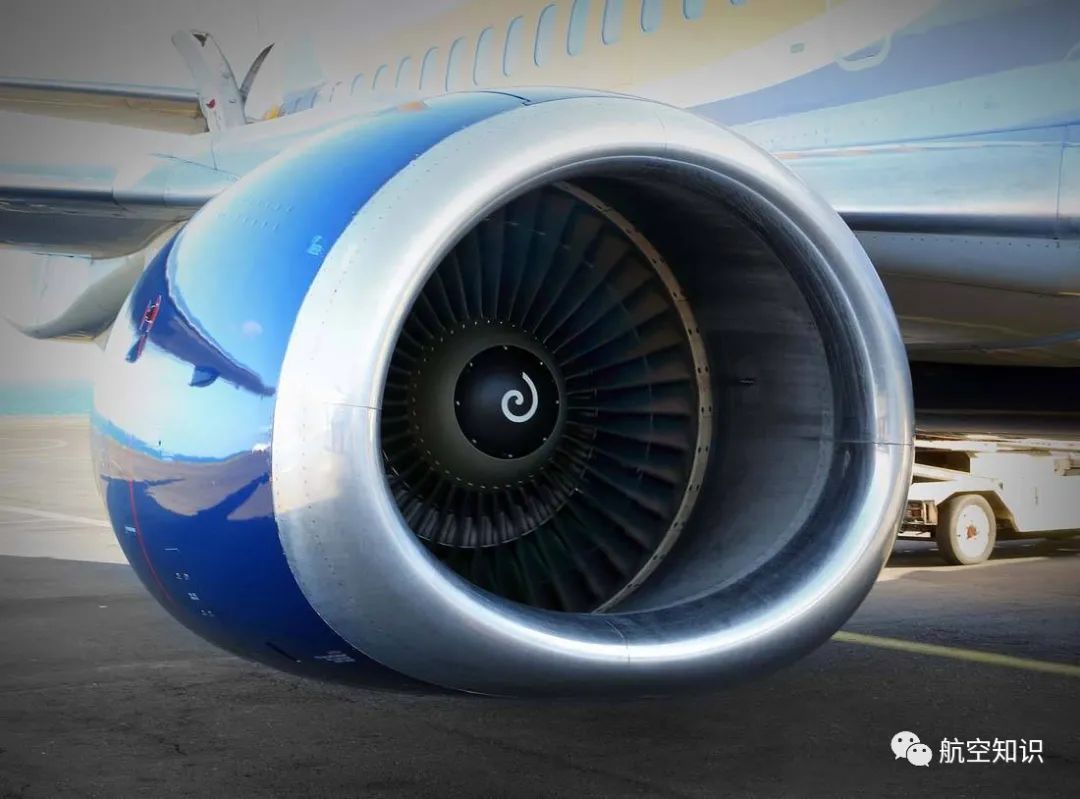 比如飞机降落时,先是发动机收油门,然后机体接地,最后速度归零,停在