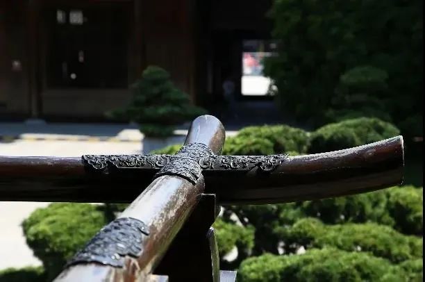 木质构件中的寻杖栏杆是最大亮点,采用了唐式建筑中最为经典的寻杖绞