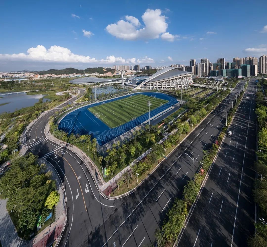 游泳馆,体育馆等场所文明有序地参观江门体育中心体育场,市民便来到