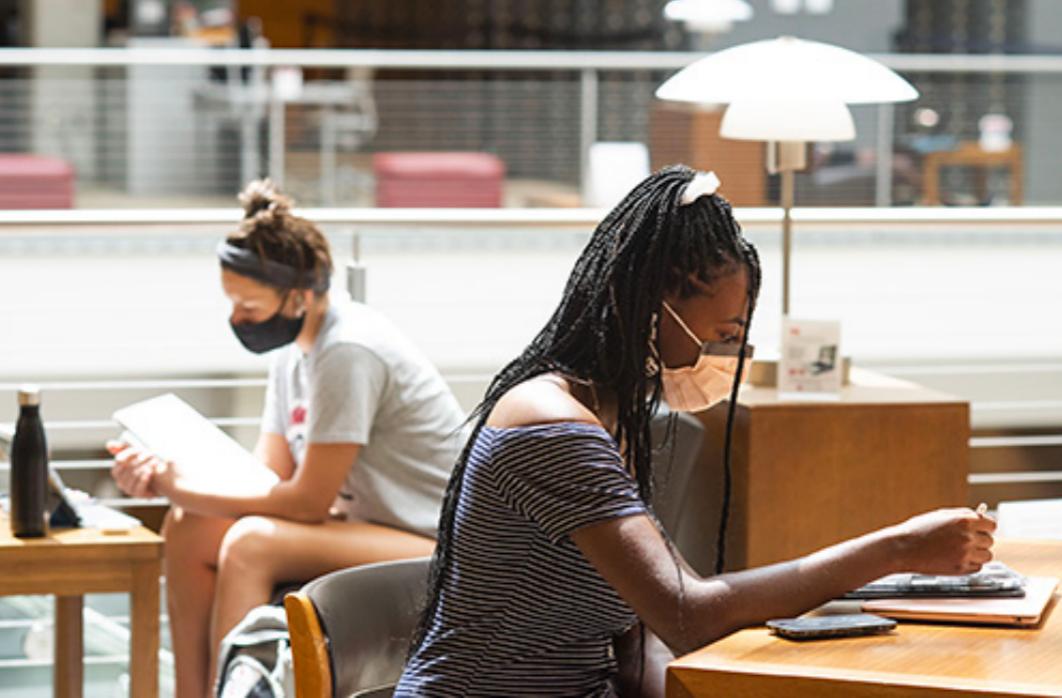 2020年8月25日,美国俄亥俄州立大学的学生在图书馆内佩戴口罩,保持