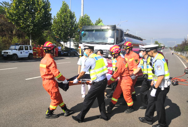 高新交巡警联合多部门开展危化品道路交通事故应急演练