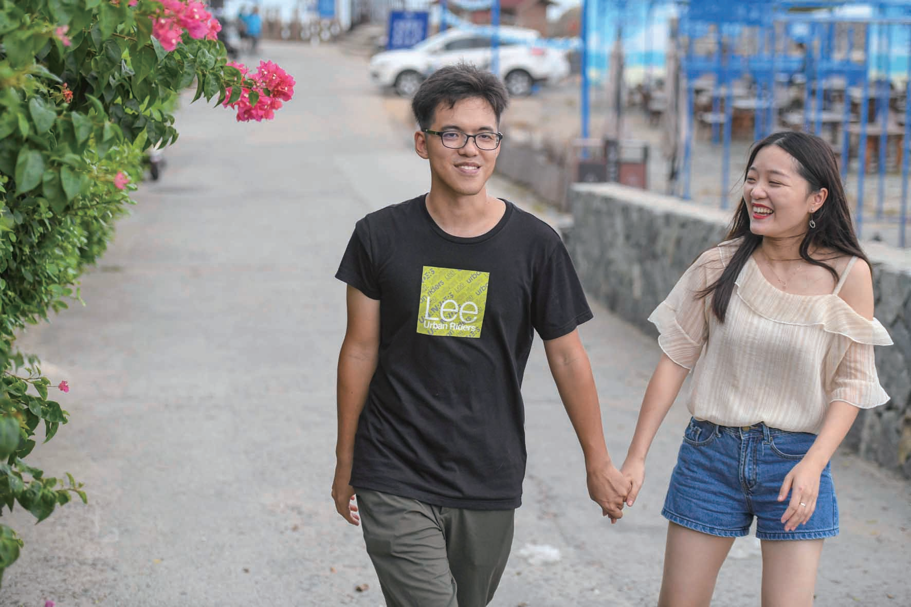 王声颖(左)和妻子一起讨论民宿未来规划