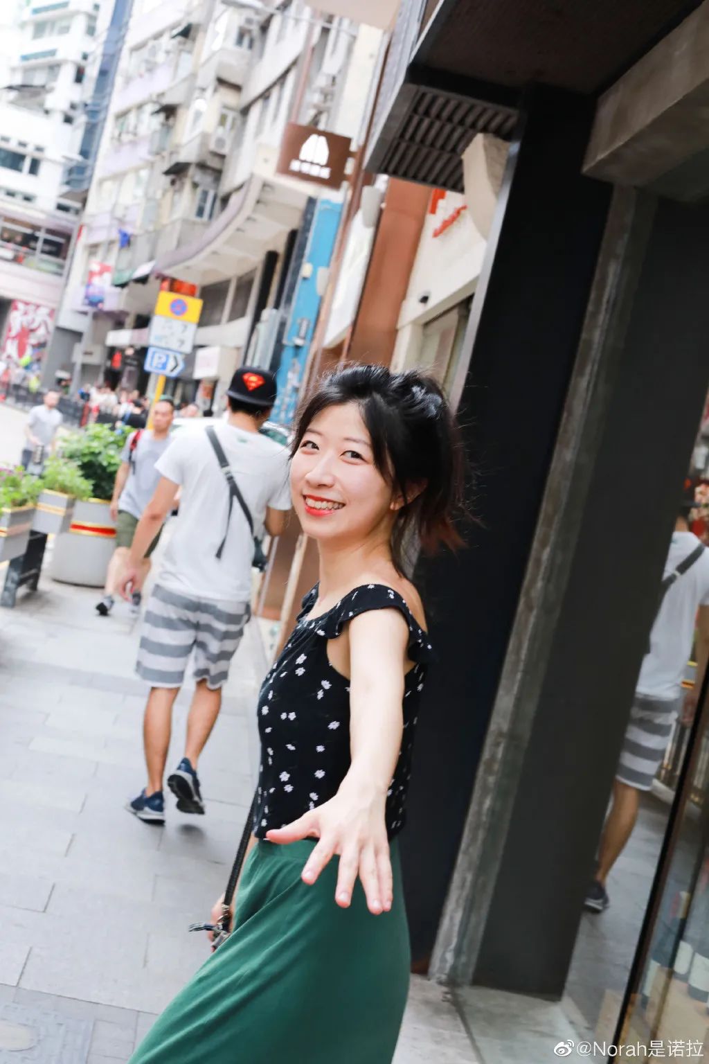 norah,本名杨梦琦.娃娃脸,身材娇小,笑起来眼睛就会弯成月牙.