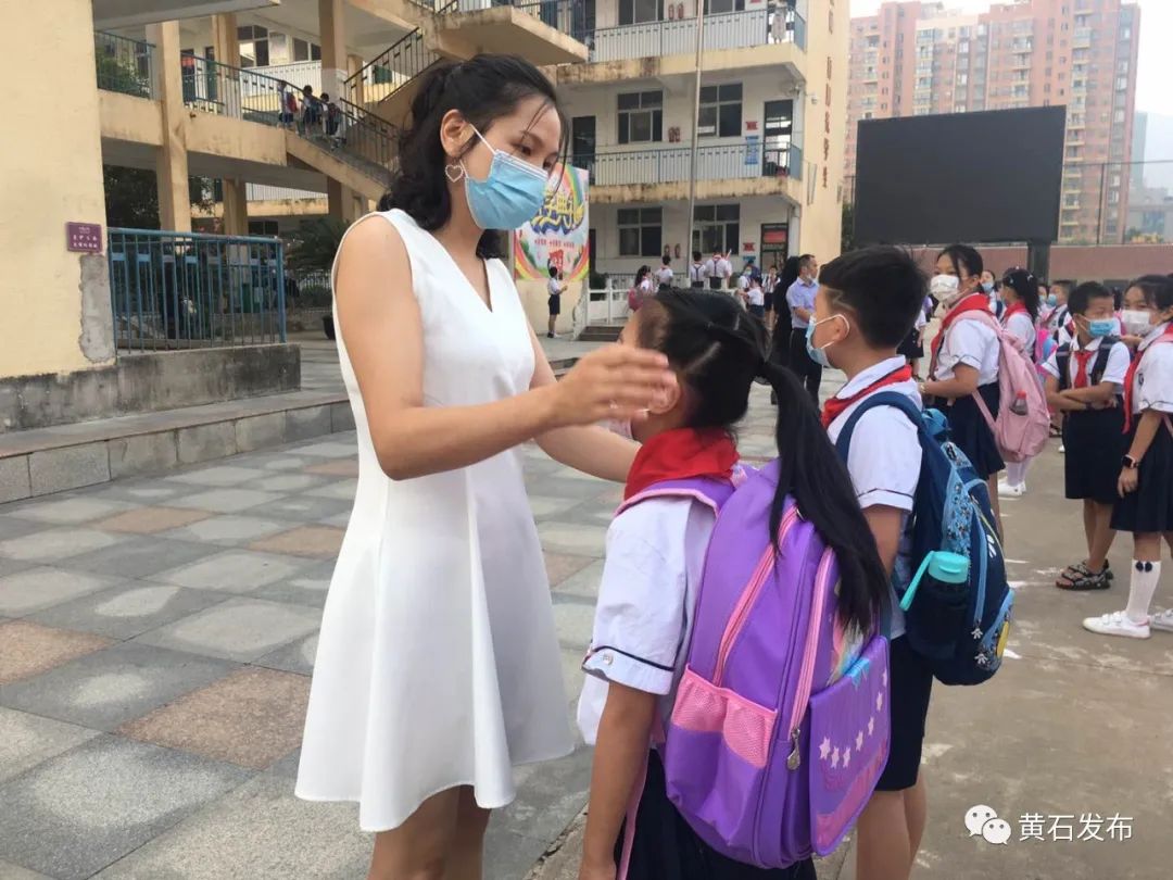 黄石市实验中学小学部"国旗下的讲话(通讯员 张春良)团城山小学开学