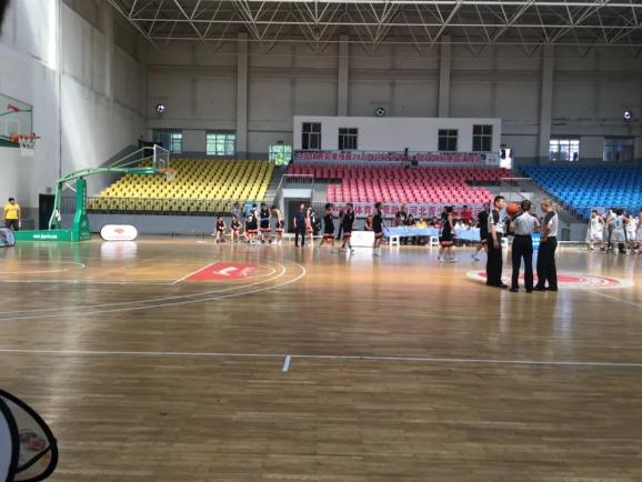 两支队伍的篮球大战可谓是"双龙戏珠":比赛十分胶着,石家庄队进攻欲望