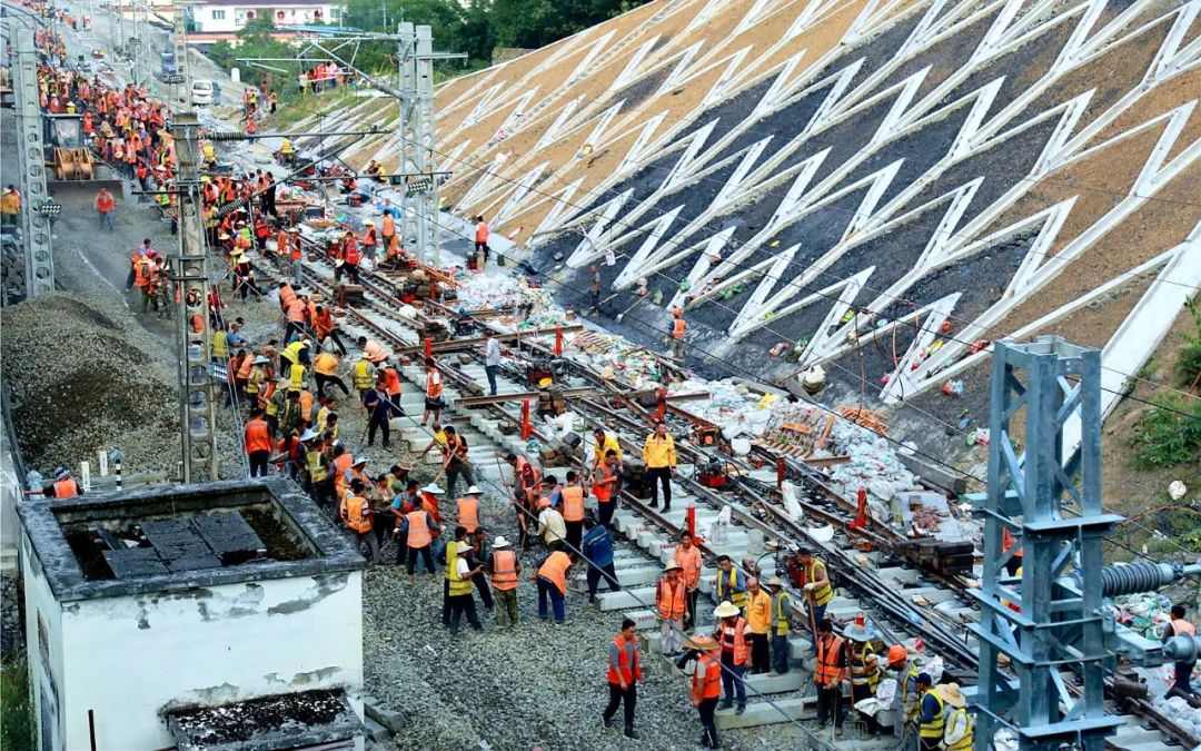 當天,在渝懷鐵路涪陵至秀山段增建二線工程彭水站施工現場,500餘名