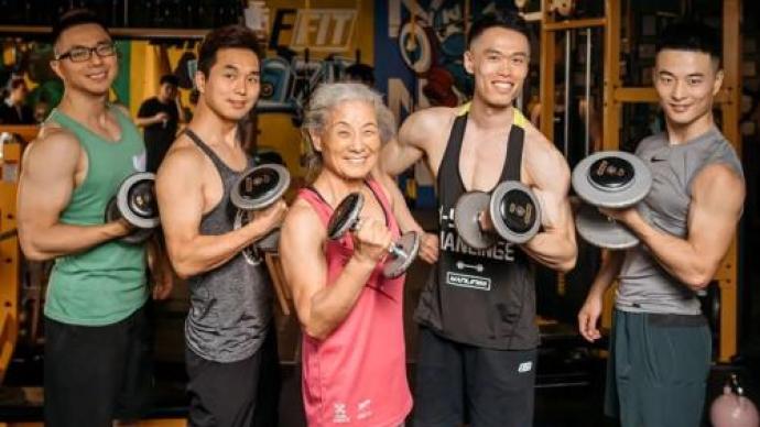 上海70岁奶奶爱撸铁，马甲线“征服”40万粉丝