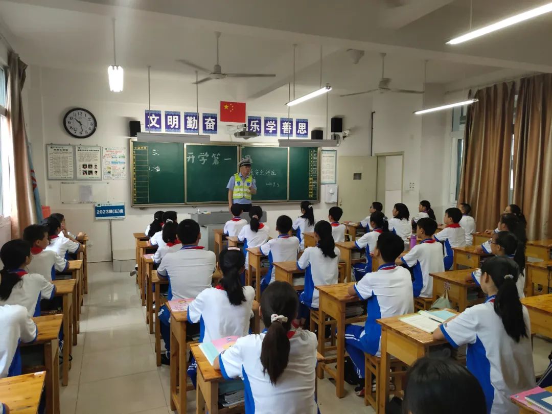 民警进校园上好交通安全开学第一课