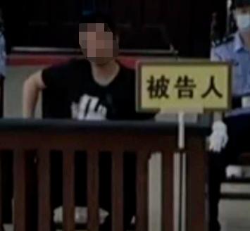 翁虹资料努力缩小自己的存在感