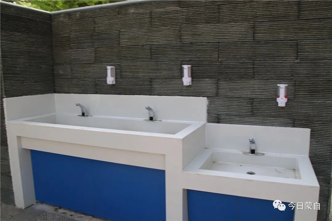 整个洗手池,采用的是感应式水龙头,避免出现交叉感染的情况,同时能