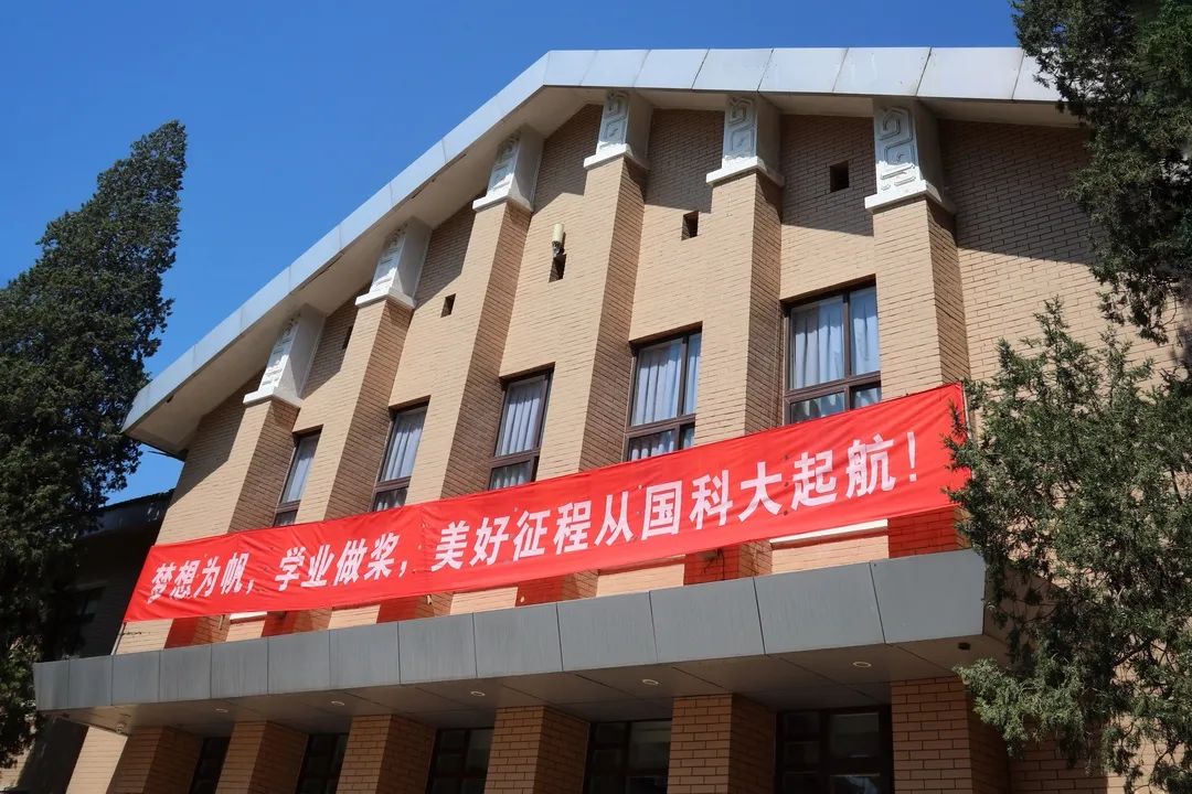 教学楼的迎新灯牌门口的迎新横幅一进学校,第一眼就能感受到校园迎新