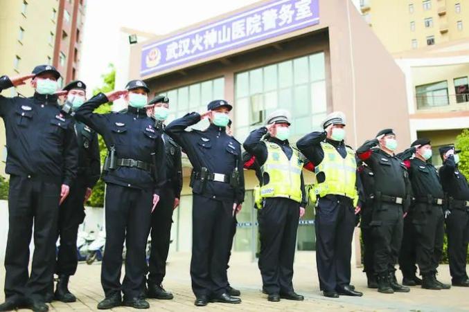 疫情中的人民警察图片