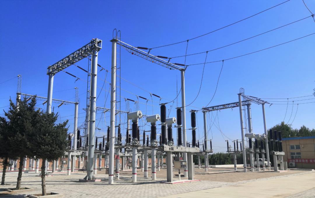 新朔铁路研发的贯通式同相供电技术保证了高品质的不间断供电,大幅度