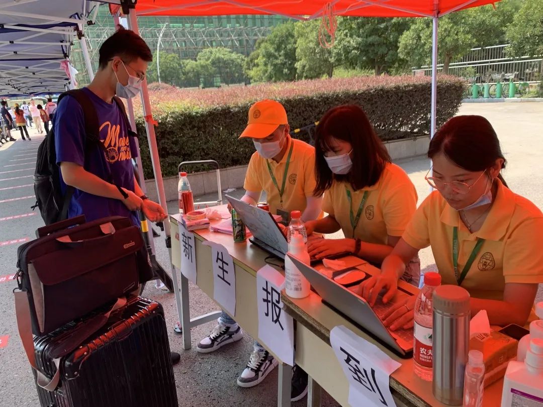 今天東南大學7000餘名研究生新生報到