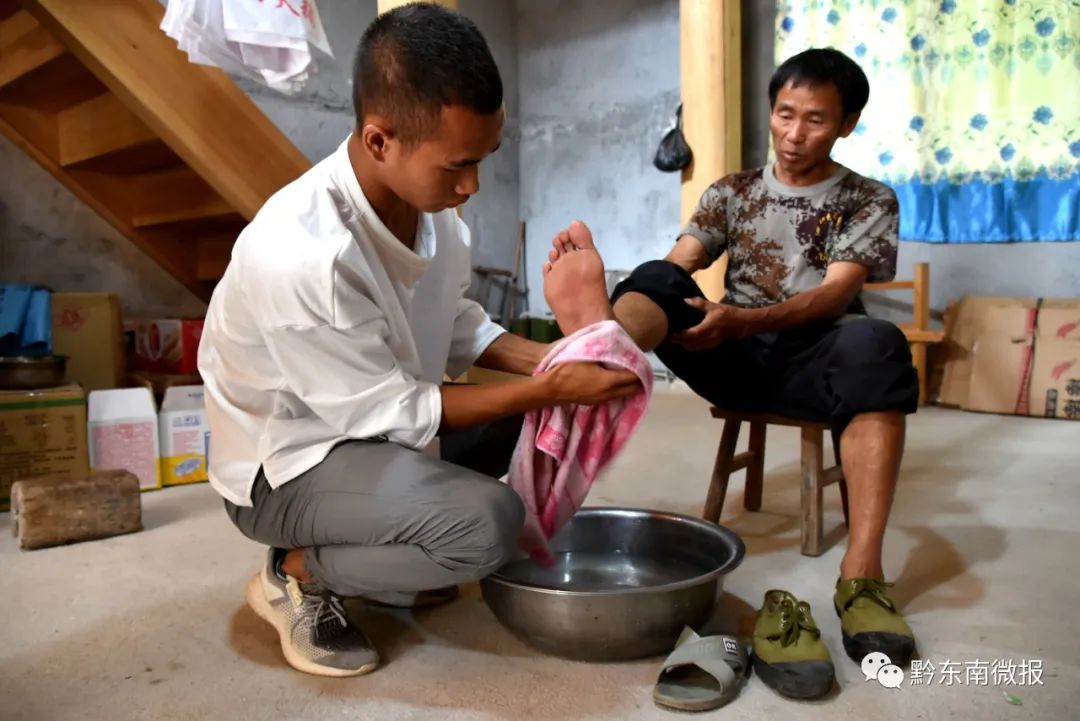 看到父亲应允的眼神,石拉我拿起洗脚盆接好热水,试好水温后端到客厅