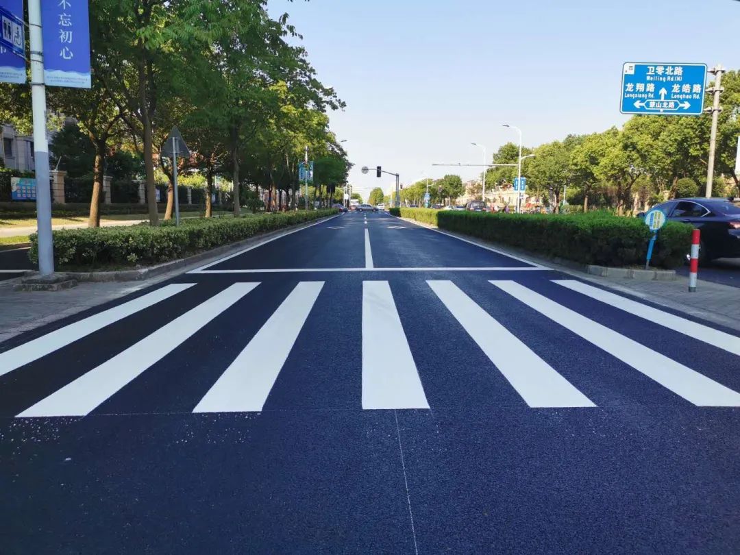 针对交通标线淡化,非机动车停车位不足等情况,区交通委结合路面整治