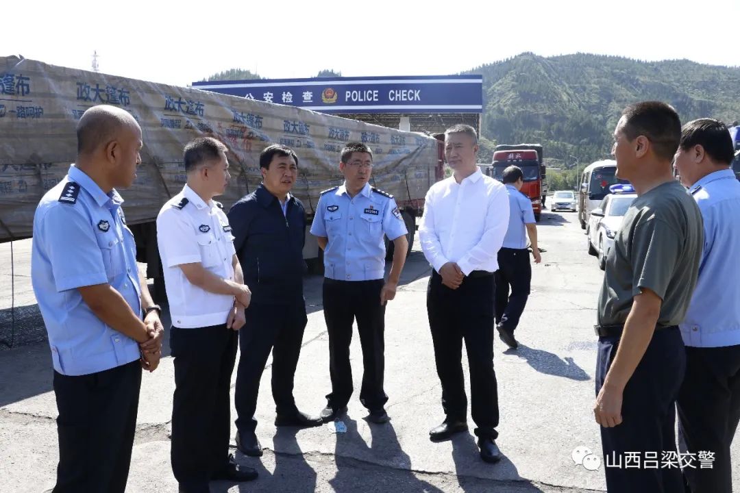 厅交管局事故处长褚万里,高速一支队支队长白文军,高管处副处长李新兵