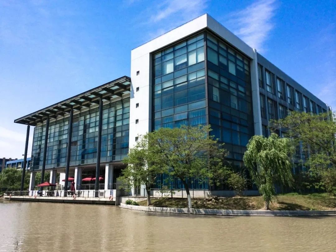 地点:一至三楼阅览室简介:位于复旦大学江湾校区,因校董李兆基先生