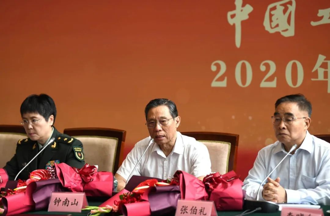 荣获"共和国勋章"的钟南山院士和荣获"人民英雄"国家荣誉称号的张伯礼