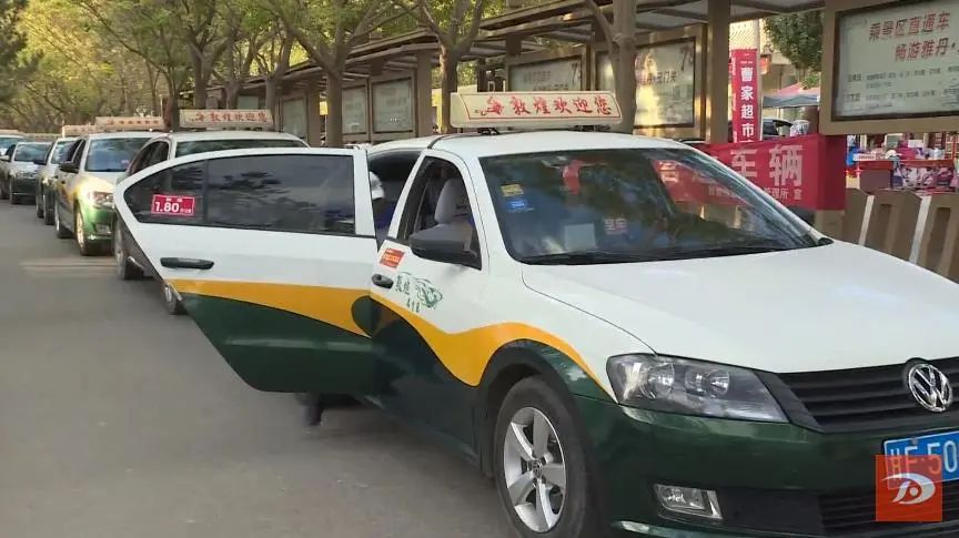 出租车驾驶员何俊杰说:"敦煌暑期旅游高峰基本告一段落,眼看国庆,中秋