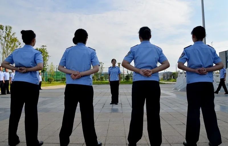 跨立稍息与立正齐步行进与立定跑步行进与立定结业典礼的荣光时刻是