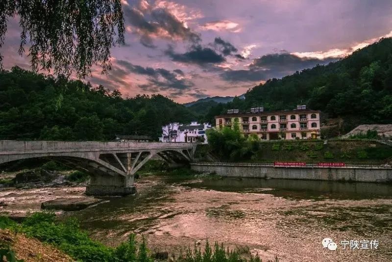 宁陕县筒车湾镇七里村 位于秦岭南麓腹地 南距县城19公里 长年潺潺