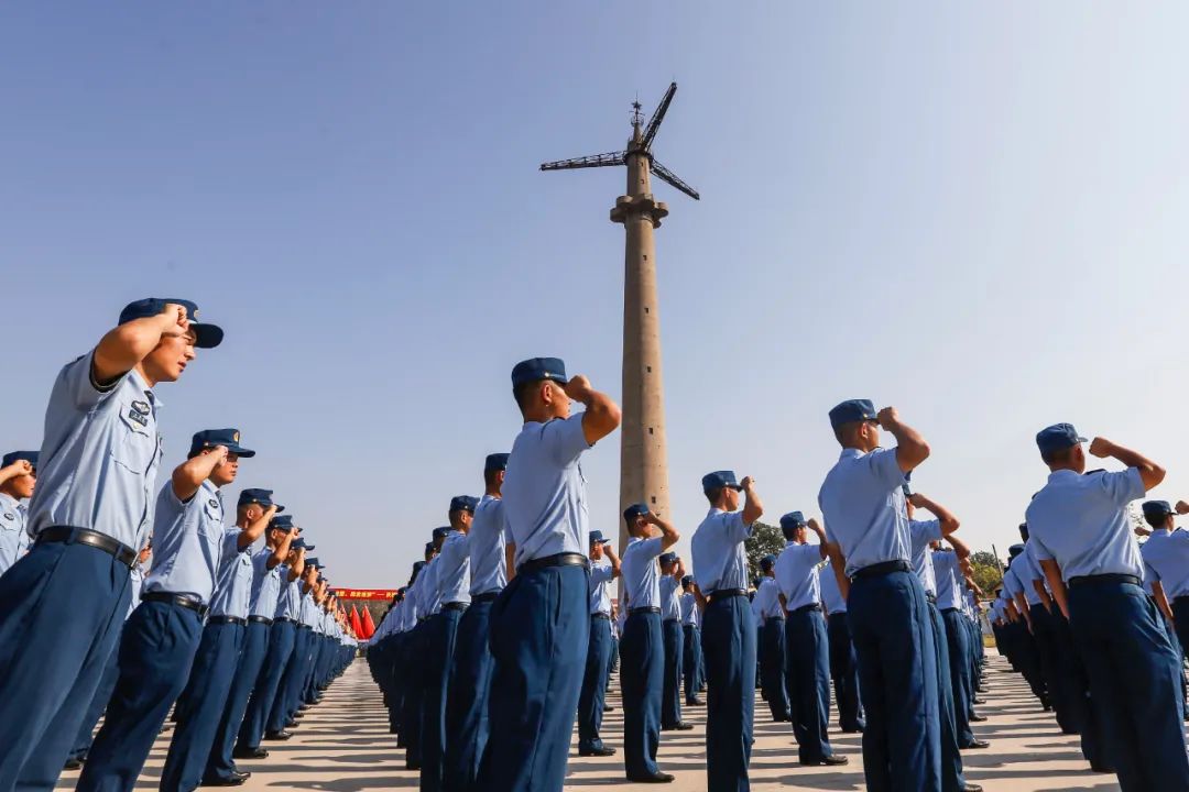 空降兵部队副部队长景涛出席仪式并致辞.