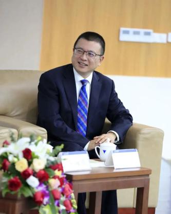 内里却是一位"老父亲",把学生的方方面面都考虑周全,简直是"操碎了心"