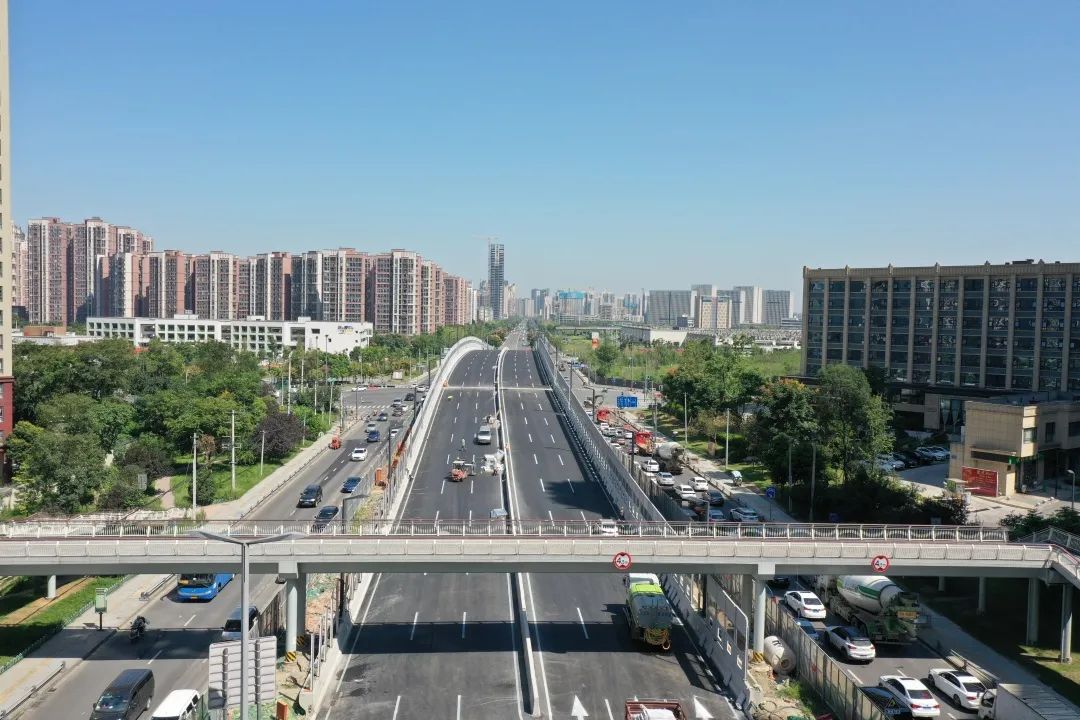 今天下午梓州大道跨线桥提前通车