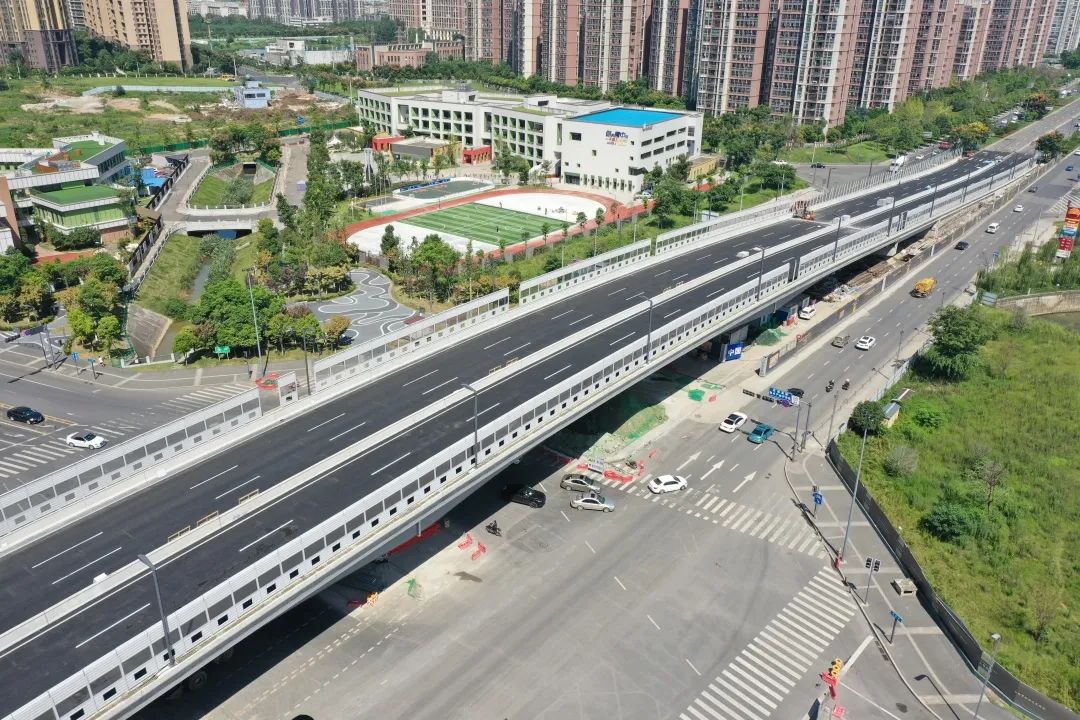 今天下午梓州大道跨线桥提前通车
