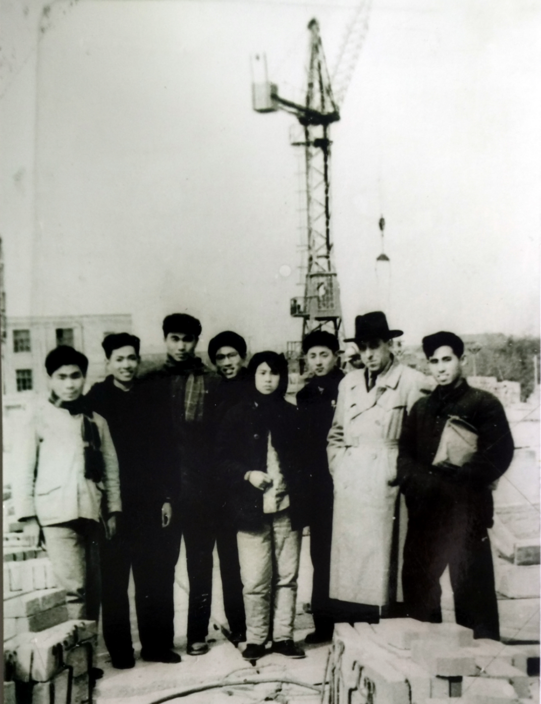  1957年冬天，苏联格.阿索特柯夫建筑专家（右2）与王春才（左1）等工程技术员在成都七八四厂正在建设的主厂房三层检查施工质量合影。   王毅 摄