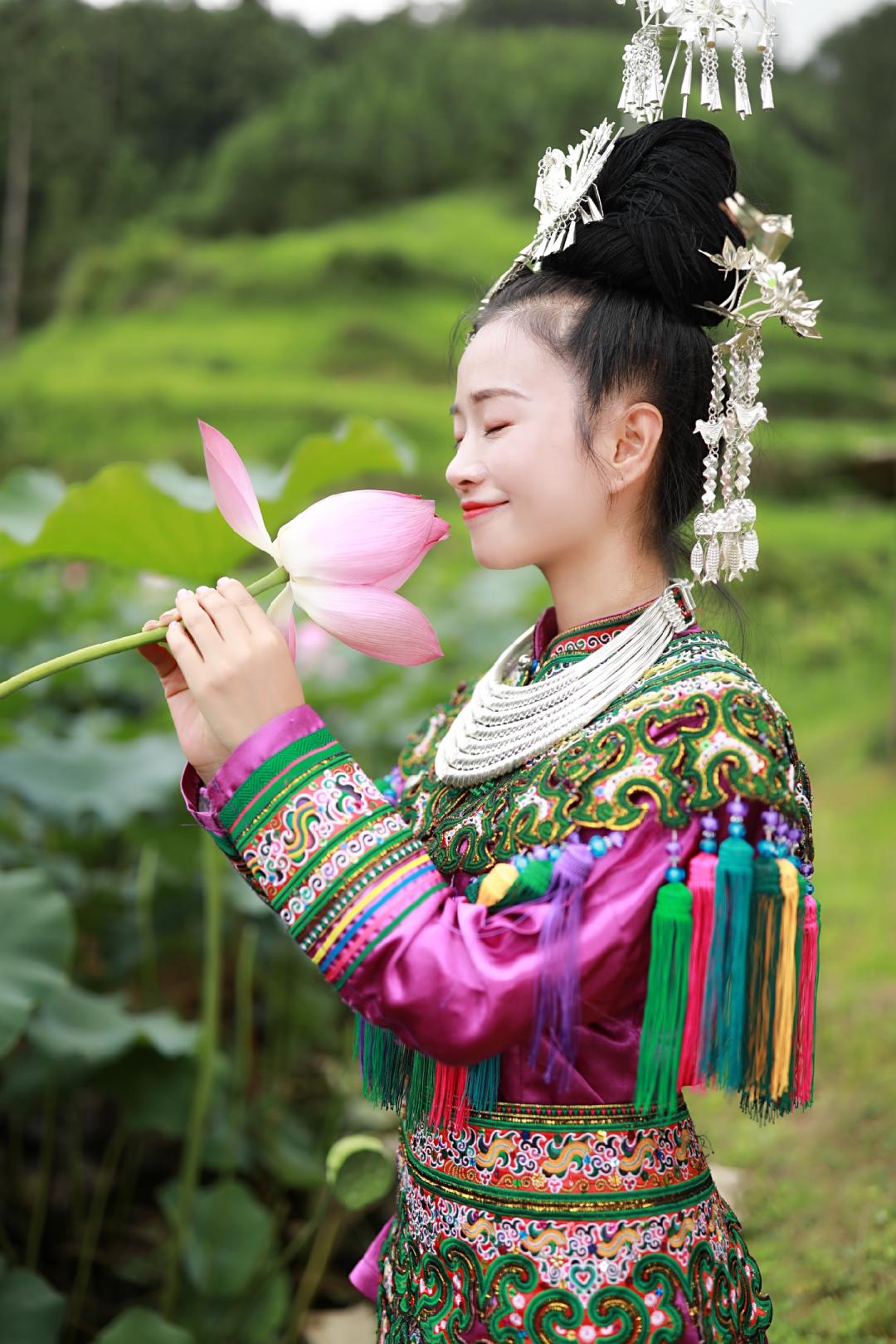 2015年是阿香人生的分水岭,那一年她的父亲意外离世,她的人生轨迹也就