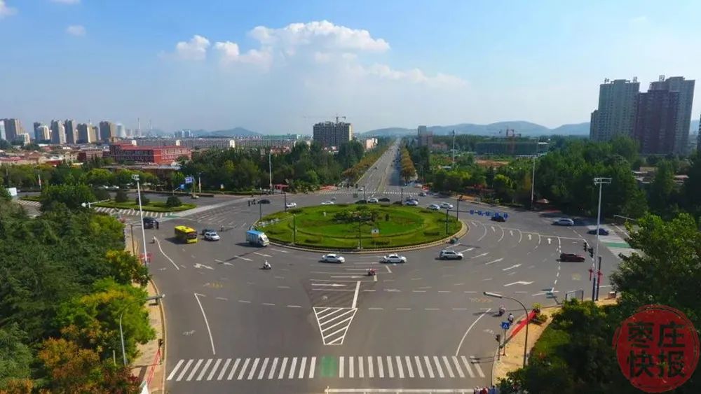 近日,在市中区光明路与西昌路转盘路口正试行交通信号灯控制.