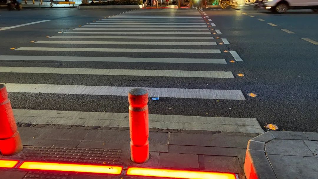 夜晚的彩虹智慧斑马线成为城市交通拥堵点治理新风景线