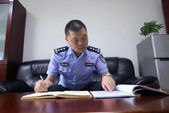 屡破大案,奇案,今年51岁的杨兵现任沙坪坝区公安分局刑侦支队副支队长