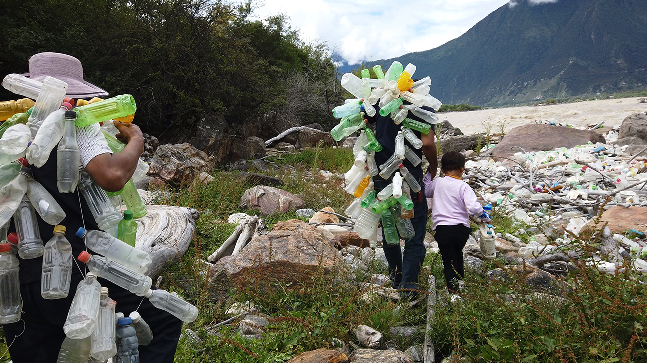 西藏玉松村的美丽与困惑:游客垃圾堆积成山,村民自发捡垃圾_眼光_澎湃