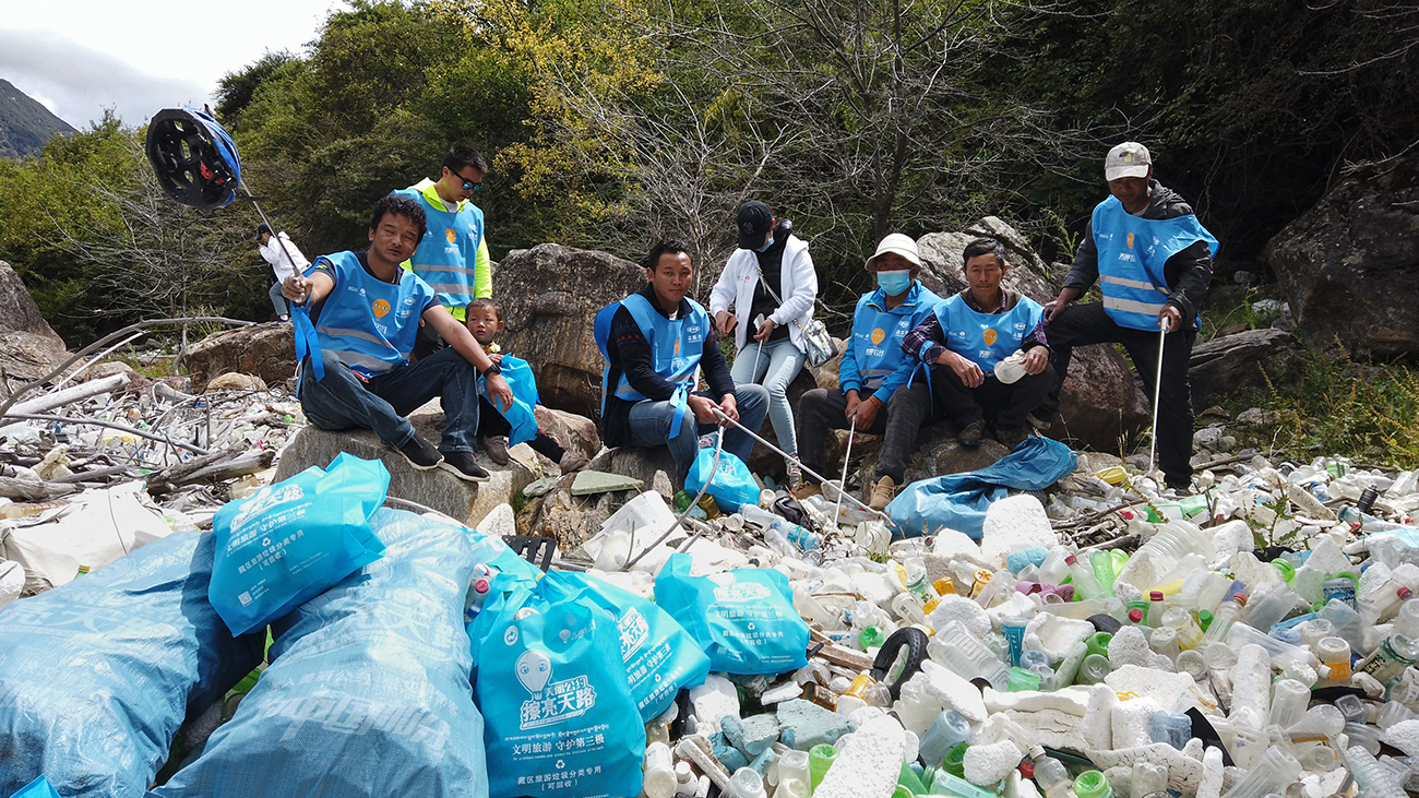 西藏玉松村的美丽与困惑 游客垃圾堆积成山 村民自发捡垃圾 湃客 澎湃新闻 The Paper