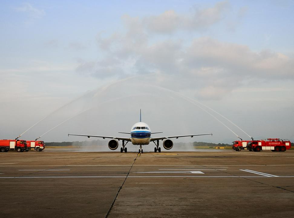 湖南以最高礼遇欢迎抗疫英雄载誉归来!长沙刑警安志说