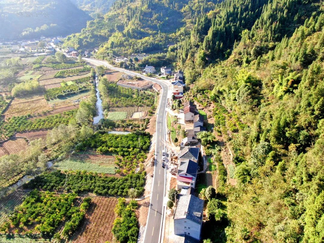 起于土城乡三岔口村,经过花栗树村,止于三涧溪村,全长6.