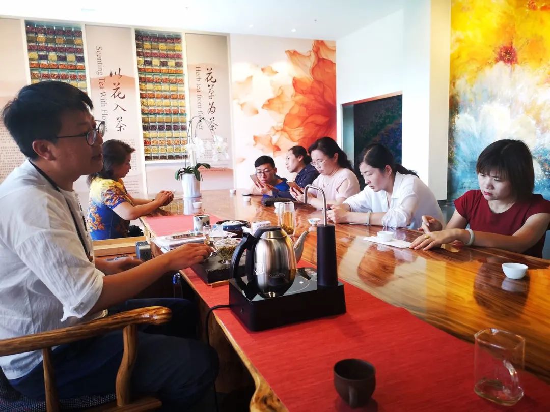 讲师10年茶行业从业经验3年茶文化教学经验青石茶舍主人主讲人:杨丰瑞