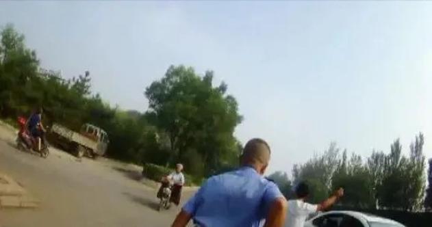 碾压男抓捕现场曝光：遭市民呵斥_卡宴男殴打女公交司机遭市民围堵_叶梦圆遭碾压致死