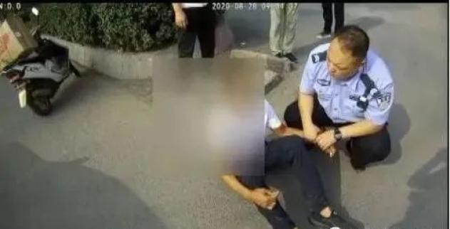 碾压男抓捕现场曝光：遭市民呵斥_卡宴男殴打女公交司机遭市民围堵_叶梦圆遭碾压致死