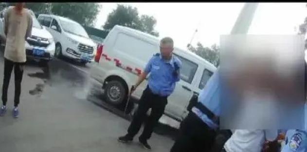 卡宴男殴打女公交司机遭市民围堵_碾压男抓捕现场曝光：遭市民呵斥_叶梦圆遭碾压致死