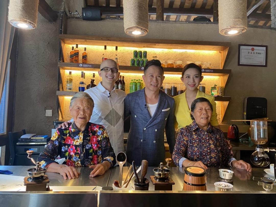 共同参加《音乐公开课》节目录制与宝石,平安,金波,刘洺君等著名歌手