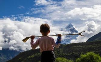 西藏玉松村的美丽与困惑：游客垃圾堆积成山，村民自发捡垃圾