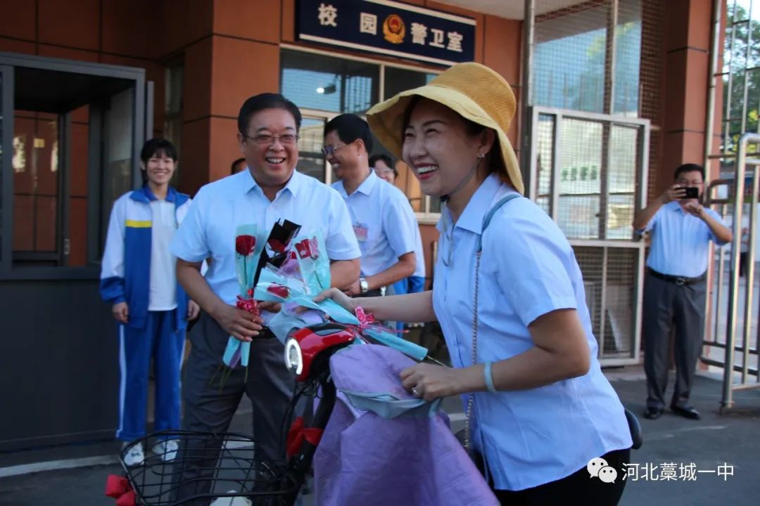 束束鲜花送老师声声问候寄深情藁城一中开展教师节献花活动