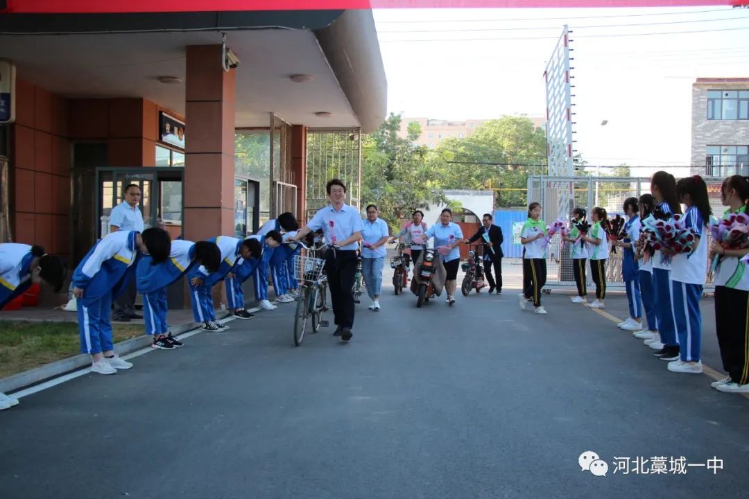 束束鲜花送老师声声问候寄深情藁城一中开展教师节献花活动