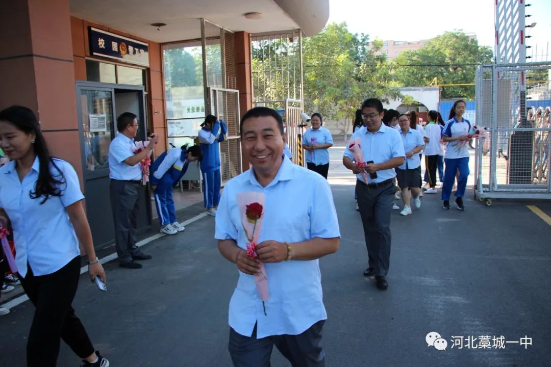 束束鲜花送老师声声问候寄深情藁城一中开展教师节献花活动