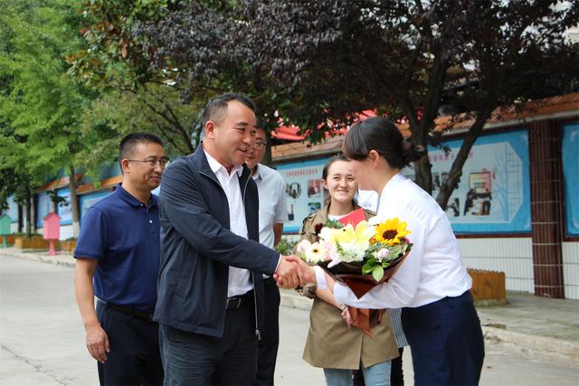 钟山区区委书记王赟一行到钟山区第一小学开展教师节慰问活动